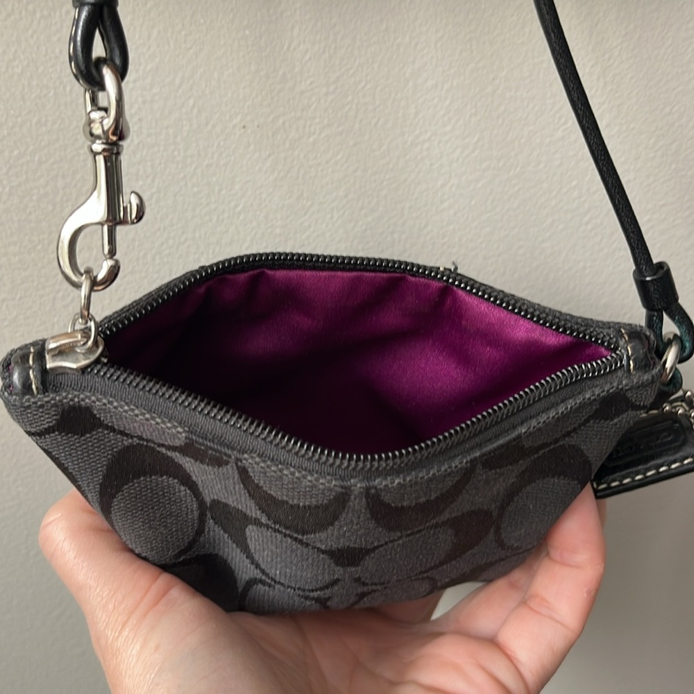 Coach wristlet authentic - Picture 4 of 9